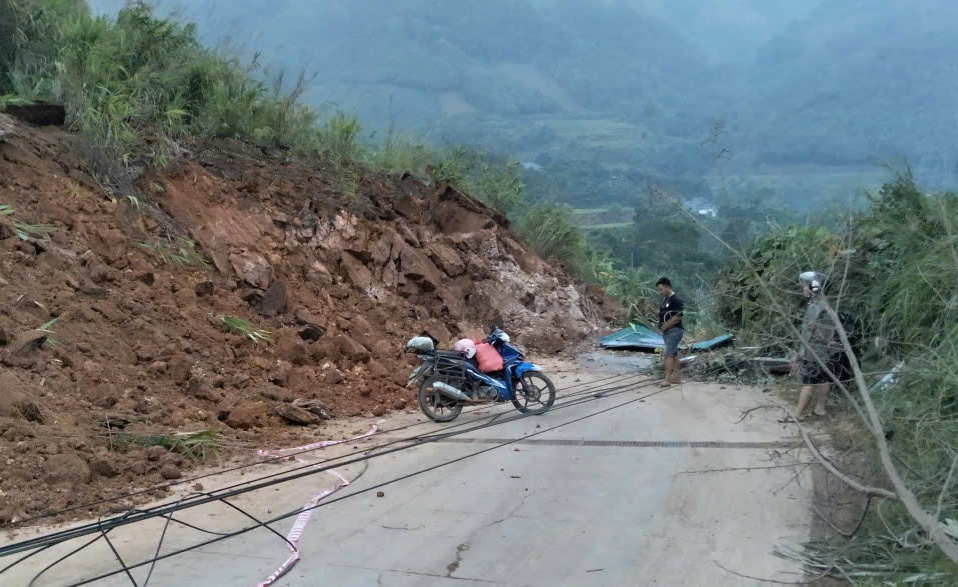 Phân luồng giao thông qua Quốc lộ 279 do sạt lở gây ách tắc giao thông